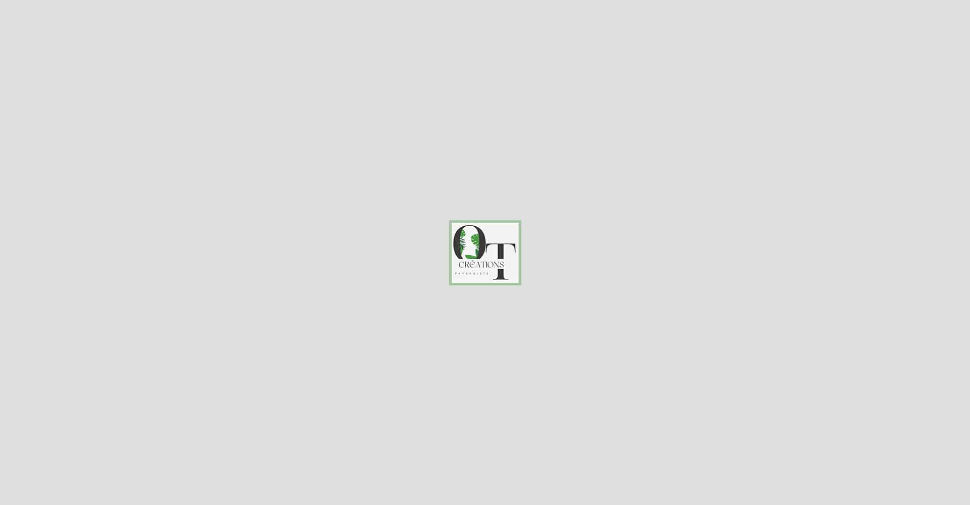 Logo OT Créations Paysagiste avec feuilles tropicales dans un cadre vert sur fond gris.